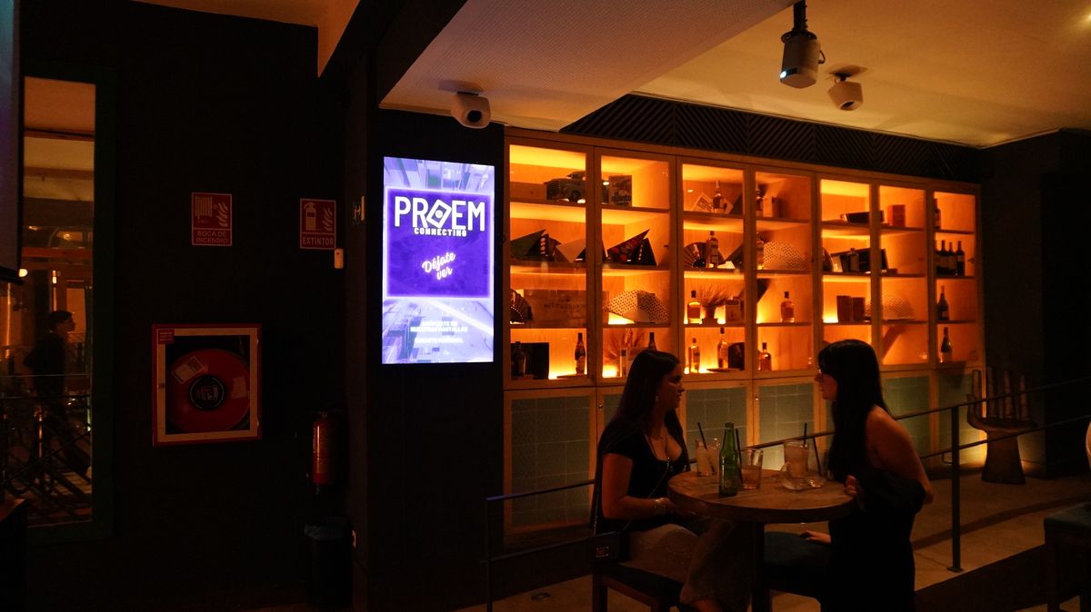Pantalla DOOH de PROEM integrada en un espacio de ocio